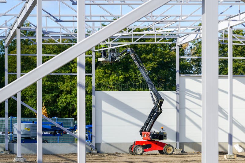 New Building Steel Framework Assembly Using Self Propelled Lift