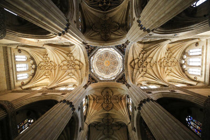 Crossing, junction of the four arms of the cruciform (cross-shaped) in the New Cathedral of Salamanca, Spain.