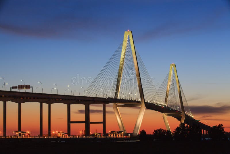 La Nuova Cooper River cavo-soggiorno Ponte, noto anche come il Ponte di Ravel, collega il centro di Charleston, a Mount Pleasant (South Carolina.
