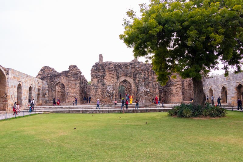 New Delhi, India - Februari 2019 Qutub complexe Minar, toeristenbezoek Qutub complex in Delhi, India royalty-vrije stock foto's New Delhi, India - Februari 2019 Qutub complexe Minar, toeristenbezoek Qutub complex in Delhi, India royalty-vrije stock foto's