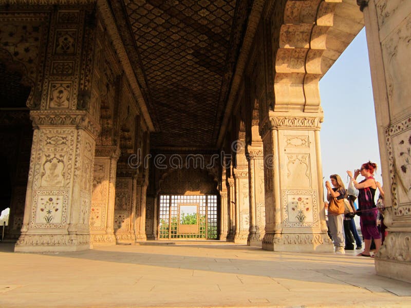 New Delhi Indien - Januari 2019: Inom sikt av det röda fortet royaltyfria foton New Delhi Indien - Januari 2019: Inom sikt av det röda fortet royaltyfria foton