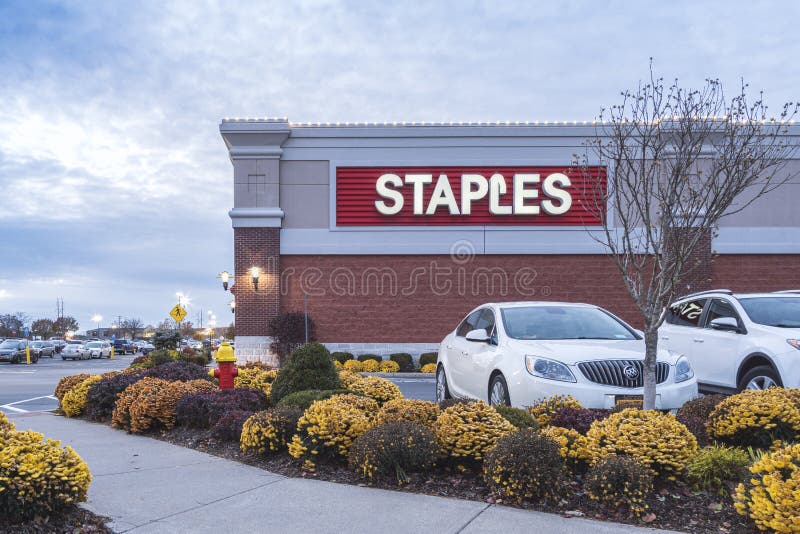 New Hartford, New York - 10.11.2019: Staples ist ein amerikanisches Büroeinzelhandelsunternehmen, das Bürobedarf und stockfotografie New Hartford, New York - 10.11.2019: Staples ist ein amerikanisches Büroeinzelhandelsunternehmen, das Bürobedarf und stockfotografie
