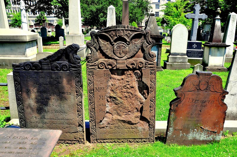 New Haven, CT: Sepulcros coloniales en cementerio de la calle de la arboleda fotografía de archivo New Haven, CT: Sepulcros coloniales en cementerio de la calle de la arboleda fotografía de archivo