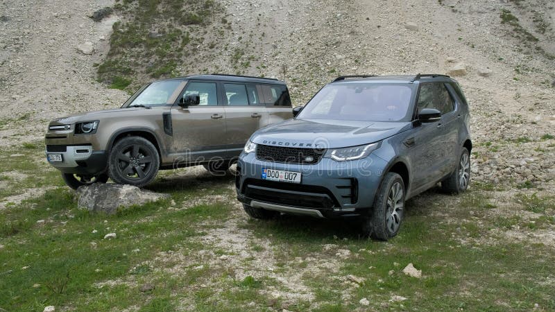 Belofte uitspraak Ongeschikt Land Rover Defender 2020 and Land Rover Discovery 5 Comparition Editorial  Stock Image - Image of adventure, auto: 184799584
