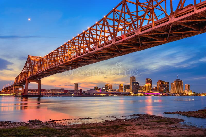 Nuovo,, Stati Uniti d'America sul Luna crescente la città connessione ponte Attraverso un fiume.