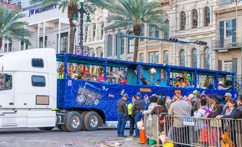 NEW ORLEANS - FEBRUARY 9, 2016: Tourists along city streets on M royalty free stock photos NEW ORLEANS - FEBRUARY 9, 2016: Tourists along city streets on M royalty free stock photos