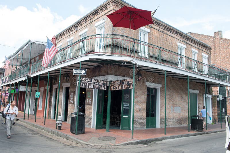 NEW ORLEANS, LA - 13 APRILE: Via nel quartiere francese di New Orleans, Luisiana che mostra i buldings storici con unico. NEW ORLEANS, LA - 13 APRILE: Vista della via nel quartiere francese di New Orleans, Luisiana che mostra i buldings storici con architettura unica il 13 aprile 2014