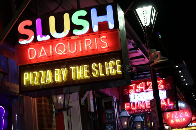 New Orleans LA Bright Neon semne de Slush Daiquiris și Pizza de către felie royalty free stock photo
