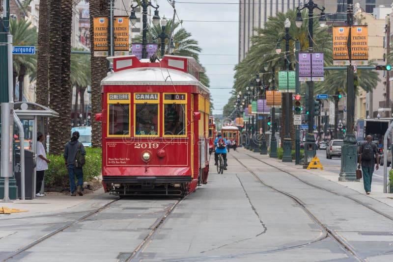 NEW ORLEANS - LOUISIANA, AM 11. APRIL 2016: Citiscape von New Orleans mit Tram und Leuten Fahrräder, Wagenpferde und Esel sind no stockbild NEW ORLEANS - LOUISIANA, AM 11. APRIL 2016: Citiscape von New Orleans mit Tram und Leuten Fahrräder, Wagenpferde und Esel sind no stockbild