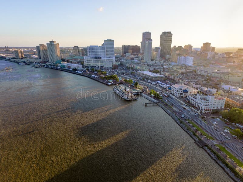 NEW ORLEANS LOUISIANNA - APRIL 10, 2016: Fligh över Mississippi i New Orleans under musikfestivalen för fransk fjärdedel Stad arkivfoton NEW ORLEANS LOUISIANNA - APRIL 10, 2016: Fligh över Mississippi i New Orleans under musikfestivalen för fransk fjärdedel Stad arkivfoton
