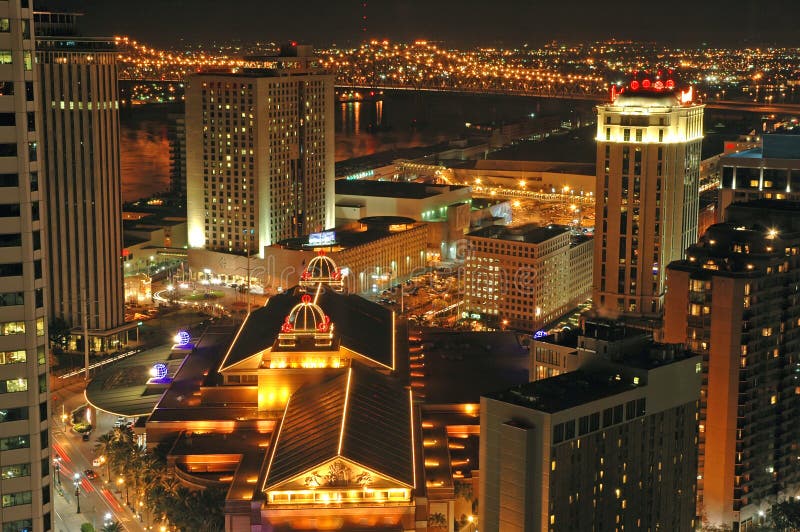 Una veduta notturna del centro di New Orleans e il Mississippi lungomare.