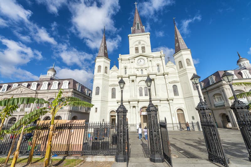 NEW ORLEANS, USA - FEBRUAR 2016: Touristen entlang Jackson Square lizenzfreies stockbild NEW ORLEANS, USA - FEBRUAR 2016: Touristen entlang Jackson Square lizenzfreies stockbild