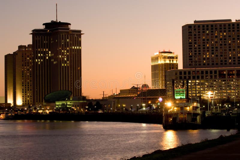 Hotely a kasína na rieke Mississippi pri západe slnka.