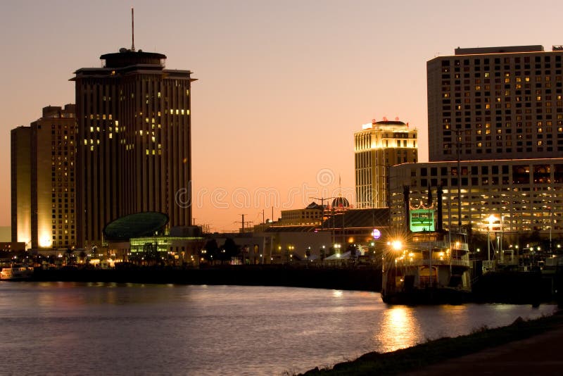 Hoteles a sobre el un rio sobre el atardecer.