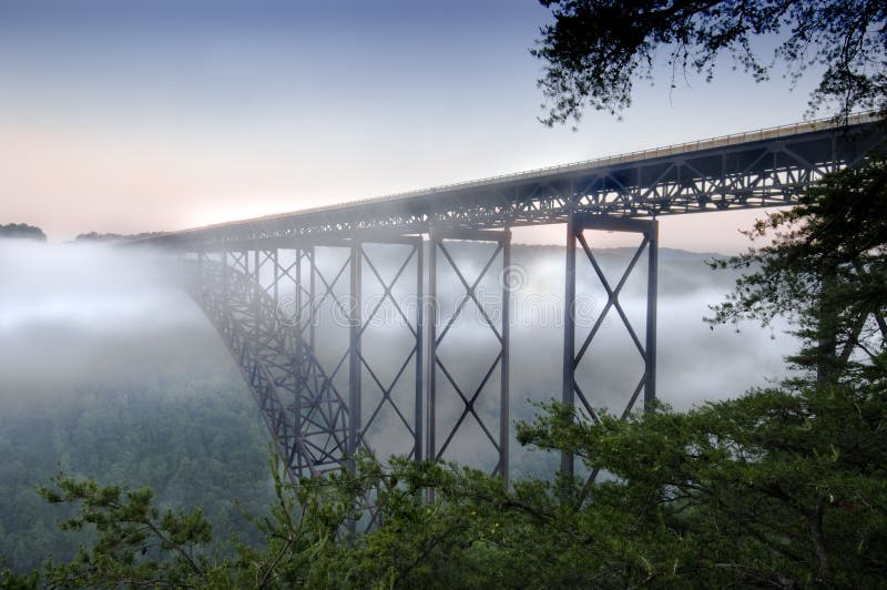 Bellissimo da nuovo un fiume ponte ovest.