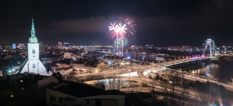 Oslava nového roku. Ohňostroj na Dunaji