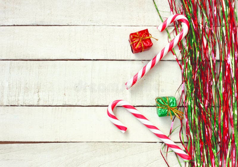 Nuevo, fondo de navidad, verde a oropel, a rayas chupete, caja de regalo en blanco de madera mesa.