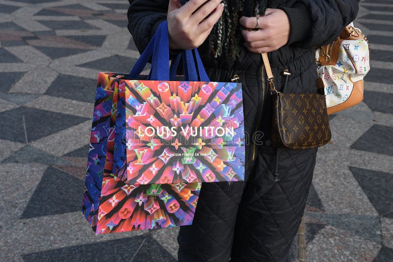 SHOPPERS with LOUIS VUITTON SHOPPING BAGS Editorial Stock Image