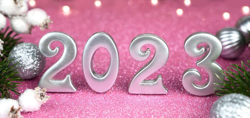 Số 2024 trên nền hồng sáng bóng là điểm nhấn hoàn hảo cho thiết kế của bạn trong dịp Tết sắp tới. Vật phẩm được phối hợp với gam màu hồng tươi sáng này sẽ làm tăng thêm không khí tươi vui và phấn khởi cho mọi người trong gia đình bạn.