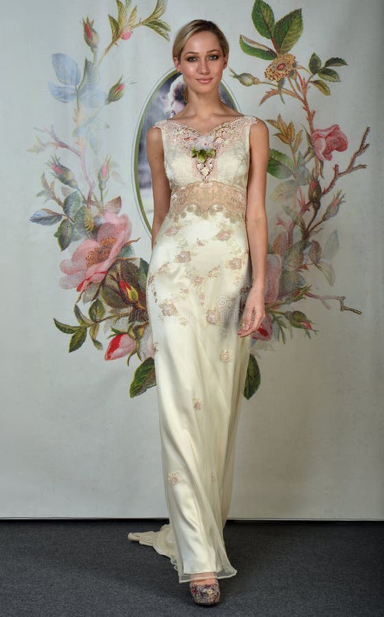 NEW YORK - APRIL 22: Een model stelt voor Claire Pettibone bruids presentatie stock afbeeldingen NEW YORK - APRIL 22: Een model stelt voor Claire Pettibone bruids presentatie stock afbeeldingen