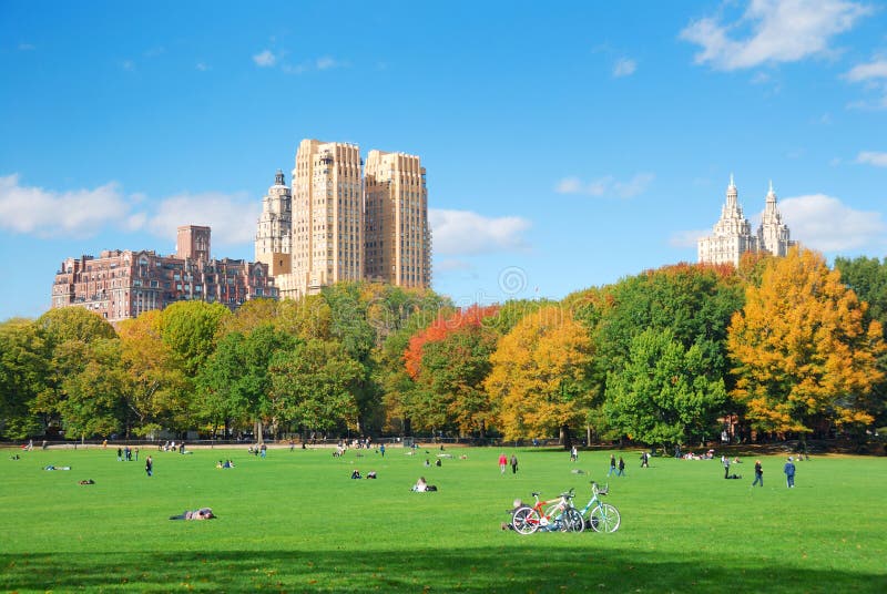 New York City Central Park com nuvem e o céu azul fotos de stock royalty free New York City Central Park com nuvem e o céu azul fotos de stock royalty free