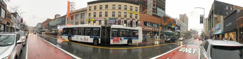 NEW YORK CITY - 2 DE DEZEMBRO DE 2018: Os turistas andam ao longo das ruas de Harlem em um dia chuvoso, vista panorâmica A cidade imagens de stock NEW YORK CITY - 2 DE DEZEMBRO DE 2018: Os turistas andam ao longo das ruas de Harlem em um dia chuvoso, vista panorâmica A cidade imagens de stock