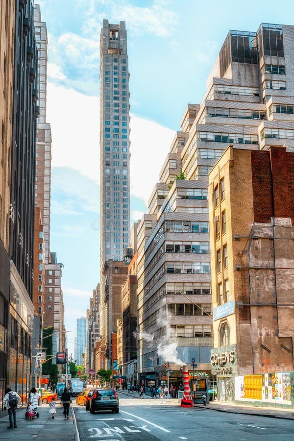 New York City, escena de la calle y construcciones de viviendas de Midtown Manhattan en Sunny Daylight fotografía de archivo libre de regalías New York City, escena de la calle y construcciones de viviendas de Midtown Manhattan en Sunny Daylight fotografía de archivo libre de regalías