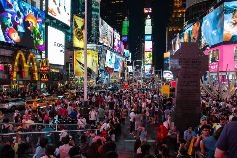 New York City/Etats-Unis - 13 juillet 2018 : Times Square avec le traffi occupé photographie stock libre de droits New York City/Etats-Unis - 13 juillet 2018 : Times Square avec le traffi occupé photographie stock libre de droits