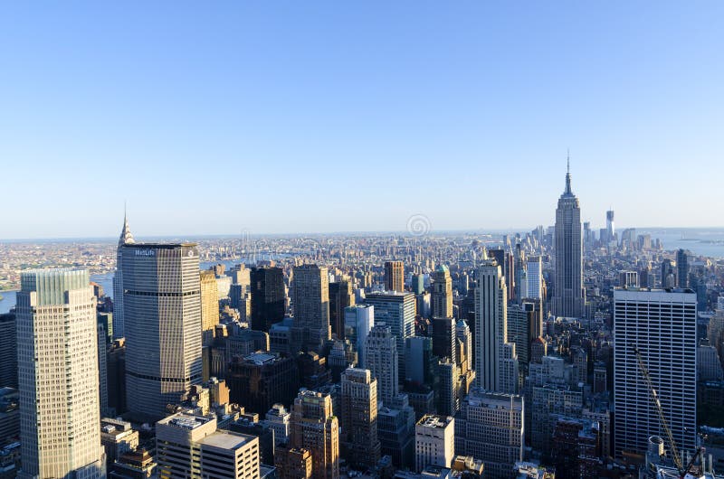 New York City horisont som sett från mitten av staden. royaltyfri bild New York City horisont som sett från mitten av staden. royaltyfri bild