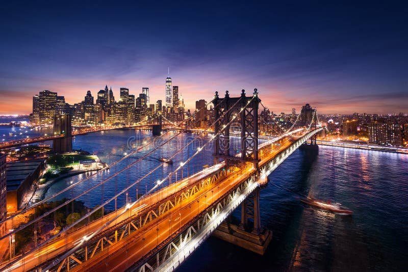 New York City - härlig solnedgång över manhattan med den manhattan och brooklyn bron royaltyfri fotografi