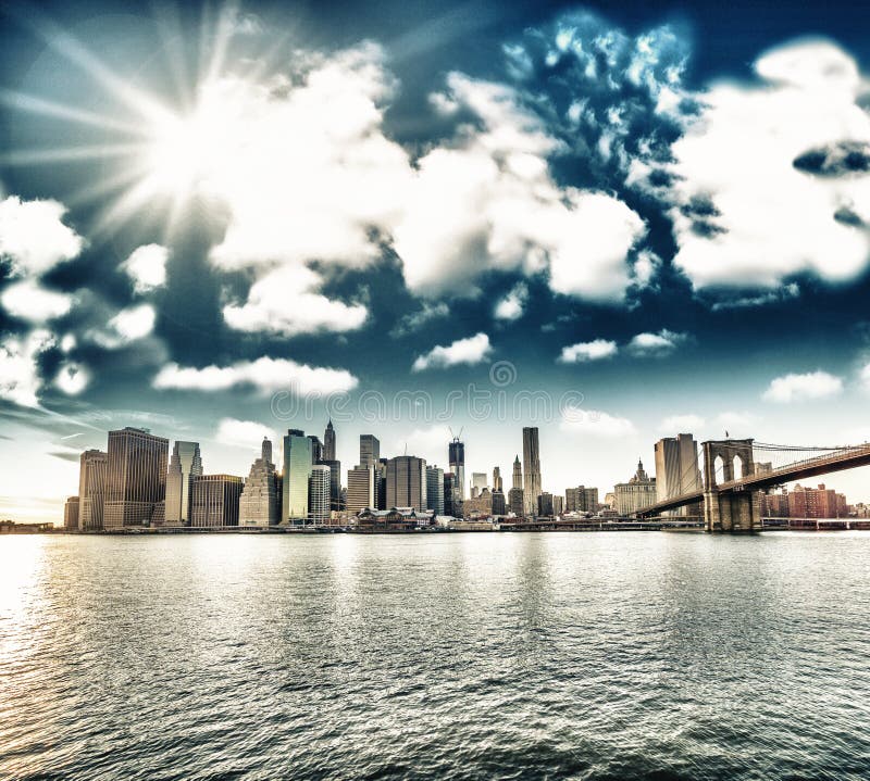New York City. Ideia maravilhosa do por do sol da ponte de Brooklyn e dos Manh fotos de stock New York City. Ideia maravilhosa do por do sol da ponte de Brooklyn e dos Manh fotos de stock