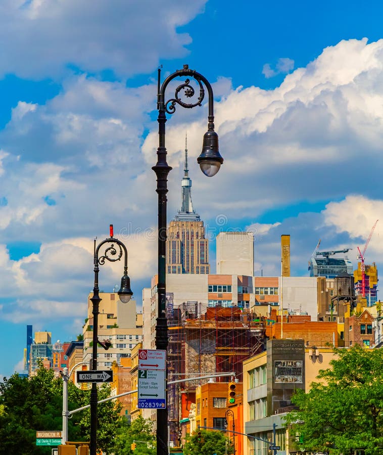 New York City Landschaft mit Empire State Building durch Lampenfassungen USA lizenzfreies stockfoto New York City Landschaft mit Empire State Building durch Lampenfassungen USA lizenzfreies stockfoto