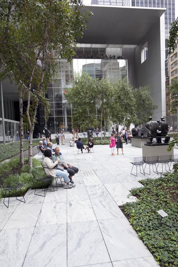New York City, le 12 septembre 2015 : les gens s'asseyent et marchent dans le sculptu image libre de droits New York City, le 12 septembre 2015 : les gens s'asseyent et marchent dans le sculptu image libre de droits