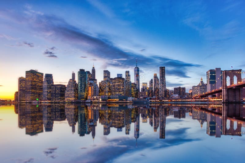 New York City Lower Manhattan mit Brooklyn Bridge bei Dusk, View von Brooklyn stockbild New York City Lower Manhattan mit Brooklyn Bridge bei Dusk, View von Brooklyn stockbild