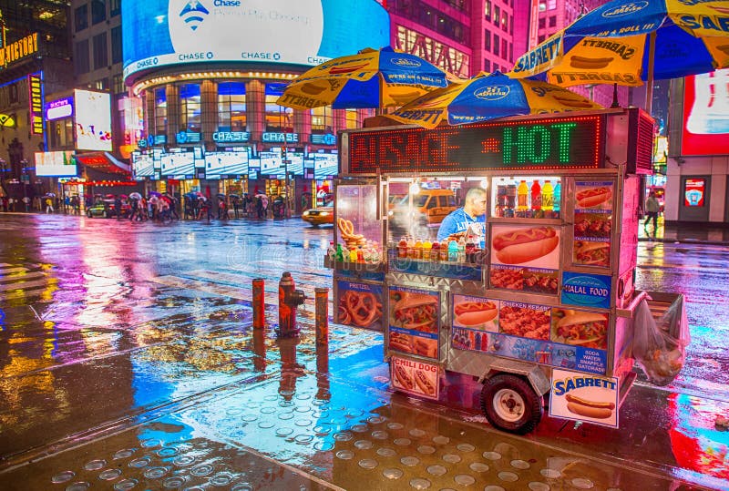 NEW YORK CITY - 21. MAI: Aufenthalte eines Hotdogstand-Verkäufers öffnen spät mich lizenzfreies stockfoto NEW YORK CITY - 21. MAI: Aufenthalte eines Hotdogstand-Verkäufers öffnen spät mich lizenzfreies stockfoto