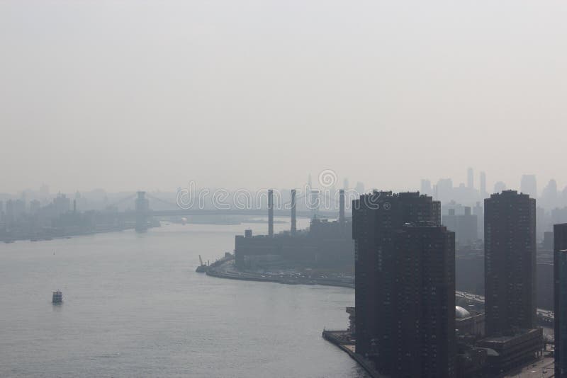 New York City morgon i en mist royaltyfria bilder New York City morgon i en mist royaltyfria bilder