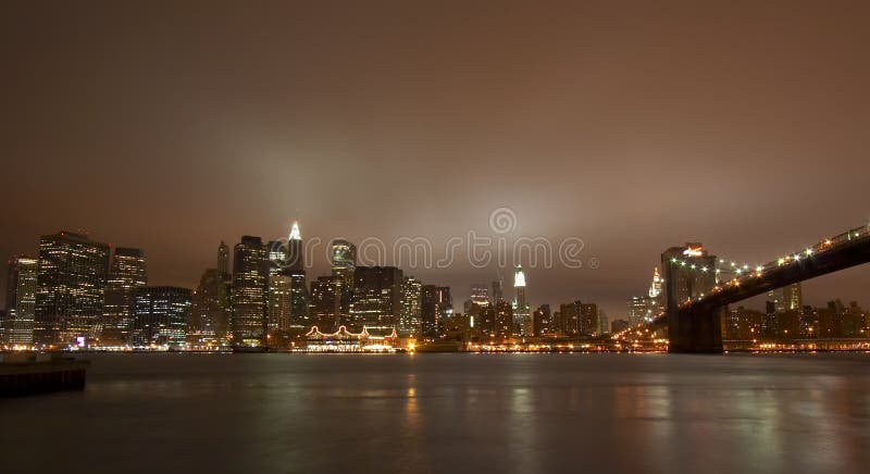 New York City na noite imagem de stock New York City na noite imagem de stock