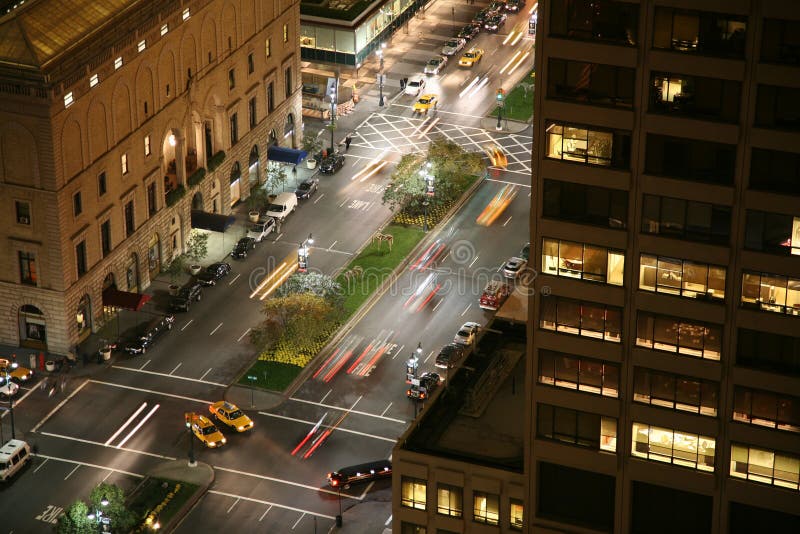 Noční scény v New York City, ny, Spojené státy, dívat se dolů na rušné ulici.