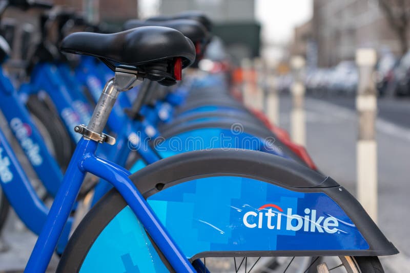 New York City, NY/USA - 03/21/2019: Citibikes na rua de New York City, Manhattan, NYC, EUA fotos de stock New York City, NY/USA - 03/21/2019: Citibikes na rua de New York City, Manhattan, NYC, EUA fotos de stock