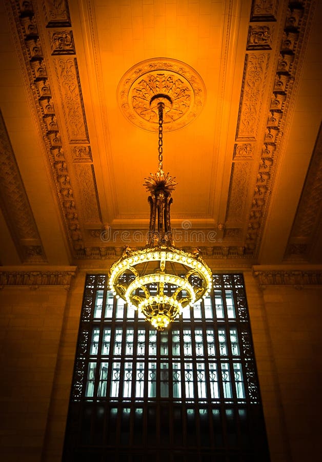 New York City NY USA: December 1, 2018 - en ljuskrona i inre av Grand Central Station royaltyfri foto New York City NY USA: December 1, 2018 - en ljuskrona i inre av Grand Central Station royaltyfri foto