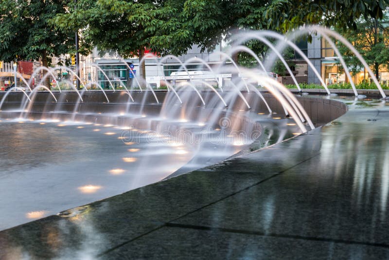 New York City, NY/USA - vers en juillet 2015 : Fontaine de cercle de Columbus à New York photos stock New York City, NY/USA - vers en juillet 2015 : Fontaine de cercle de Columbus à New York photos stock
