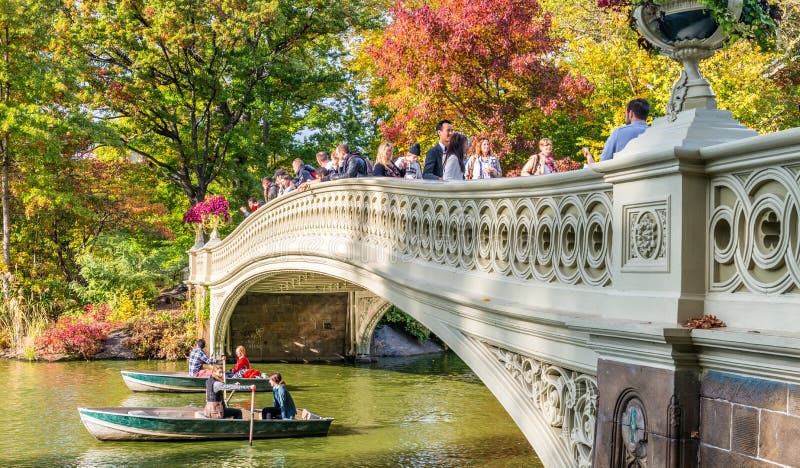 NEW YORK CITY - OCTOBRE 2015 : Les gens apprécient le Central Park en veinule photo libre de droits NEW YORK CITY - OCTOBRE 2015 : Les gens apprécient le Central Park en veinule photo libre de droits