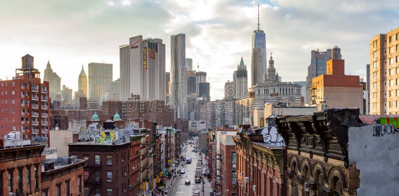 New York City - Panoramablick der gedrängten Gebäude der Manhattan-Skyline bei Sonnenuntergang stockfotos New York City - Panoramablick der gedrängten Gebäude der Manhattan-Skyline bei Sonnenuntergang stockfotos