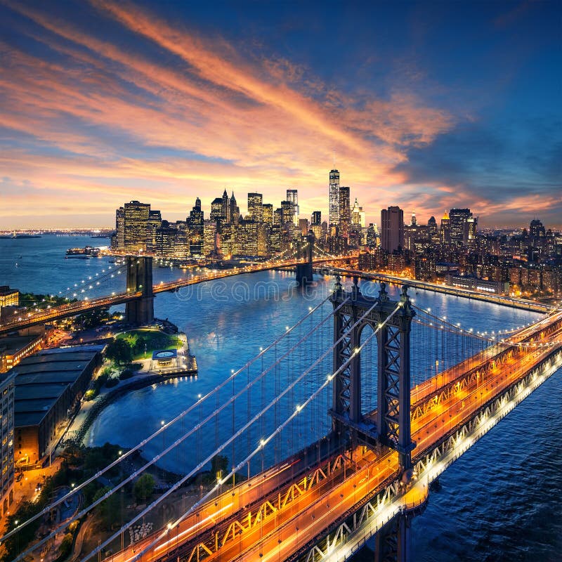 New York City - puesta del sol hermosa sobre Manhattan con el puente de Manhattan y de Brooklyn New York City - puesta del sol hermosa sobre Manhattan con el puente de Manhattan y de Brooklyn
