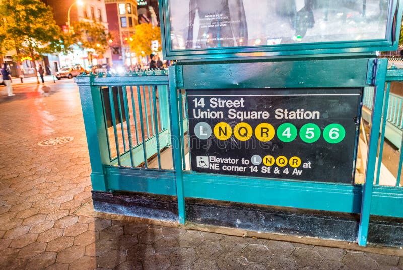 NEW YORK CITY - SEPTEMBER 2016: Ingångstecken av Union Square su arkivbild NEW YORK CITY - SEPTEMBER 2016: Ingångstecken av Union Square su arkivbild