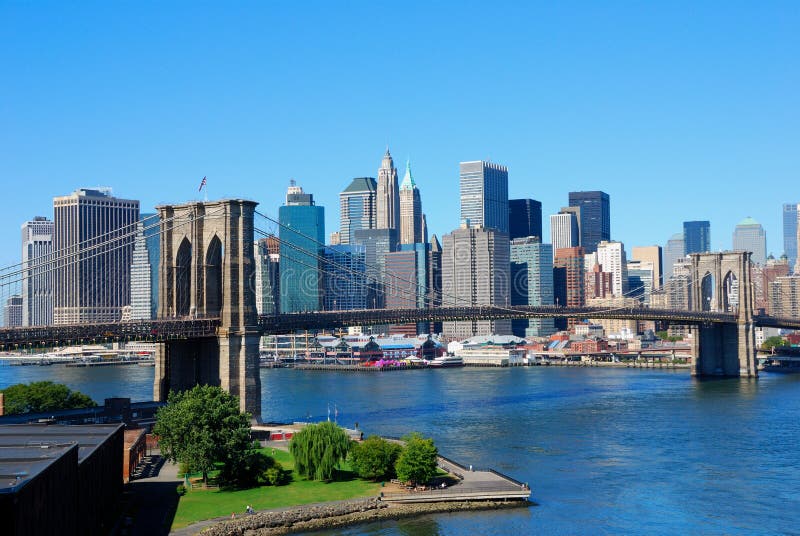Skyline di New York City con il Ponte di Brooklyn in una giornata di sole.