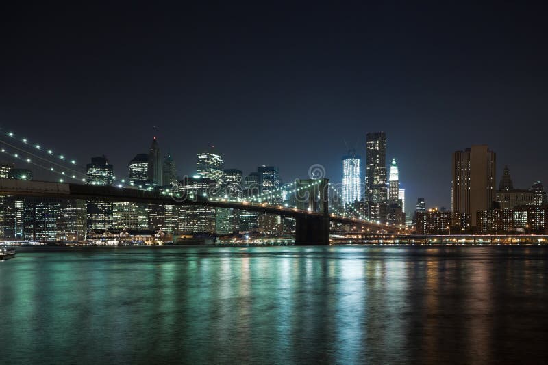 The New York City skyline w Brooklyn Bridge