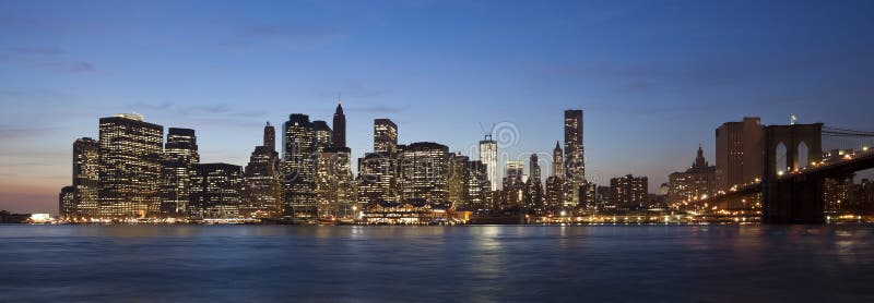 The New York City skyline w Brooklyn Bridge