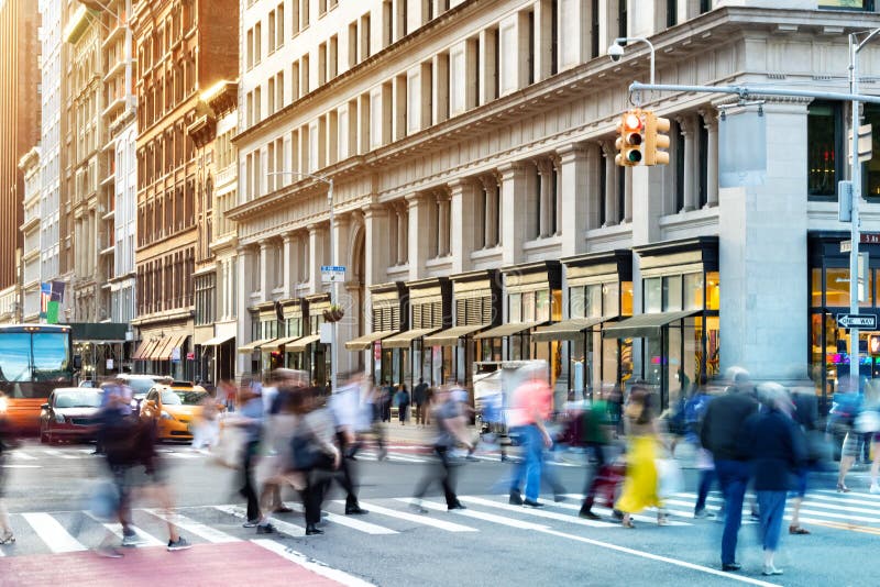 New York City Street scene met menigten verschillende mensen in beweging door een drukke kruispunt op 5th Avenue in Midtown Manha stock afbeelding New York City Street scene met menigten verschillende mensen in beweging door een drukke kruispunt op 5th Avenue in Midtown Manha stock afbeelding