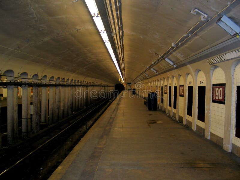 Vacío subterraneo estación en desde el centro de la ciudad, nuevo la ciudad.